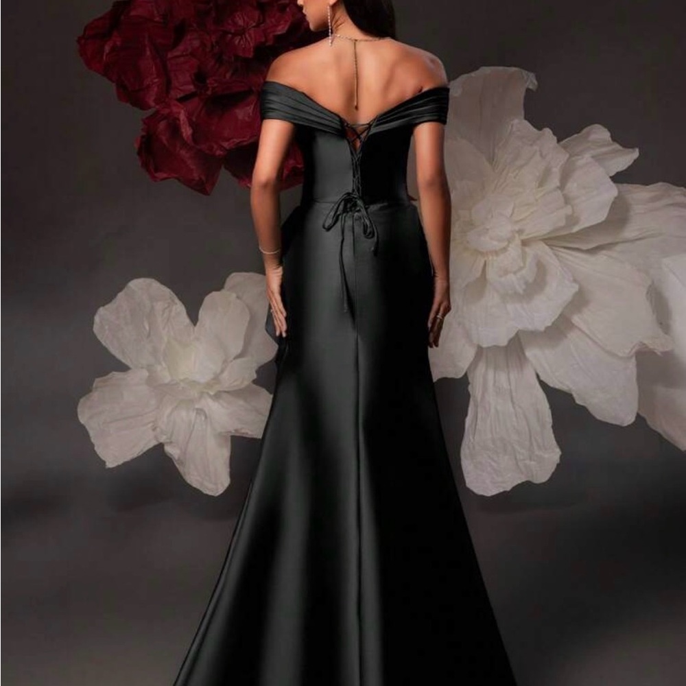 Elegant Black Off-Shoulder Evening Gown - Picture 2 of 5